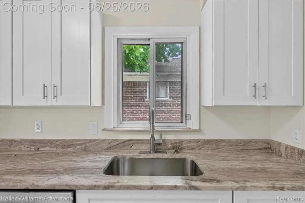 21681 Sussex Street Oak Park City MI 48237
