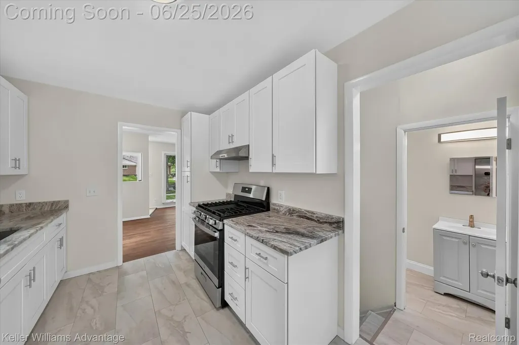 21681 Sussex Street Oak Park City MI 48237