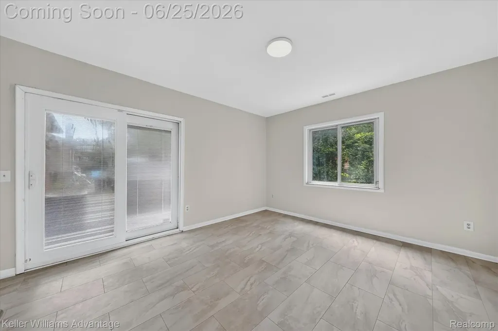 21681 Sussex Street Oak Park City MI 48237