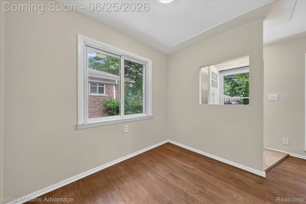 21681 Sussex Street Oak Park City MI 48237