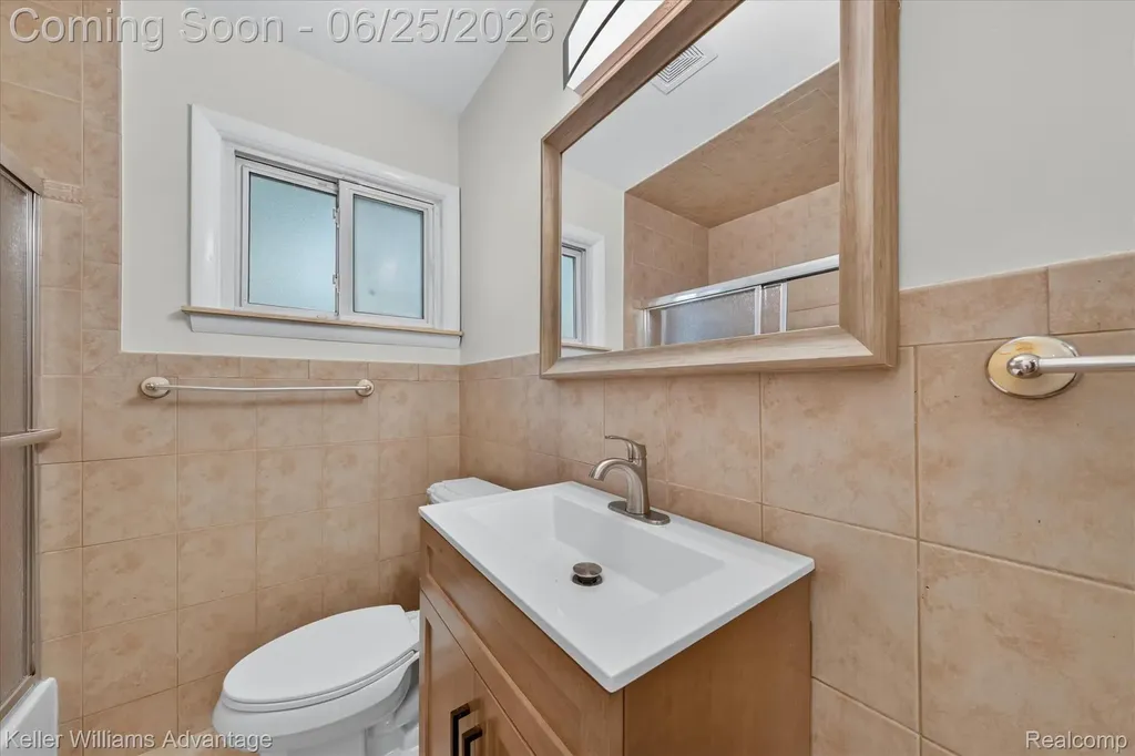 21681 Sussex Street Oak Park City MI 48237