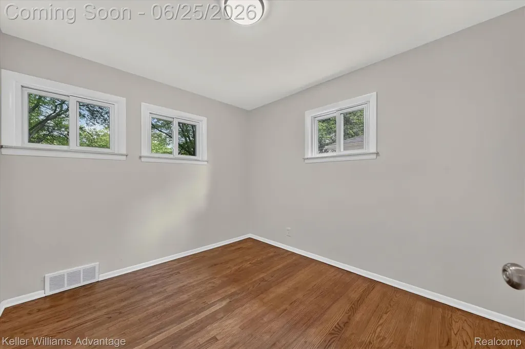 21681 Sussex Street Oak Park City MI 48237