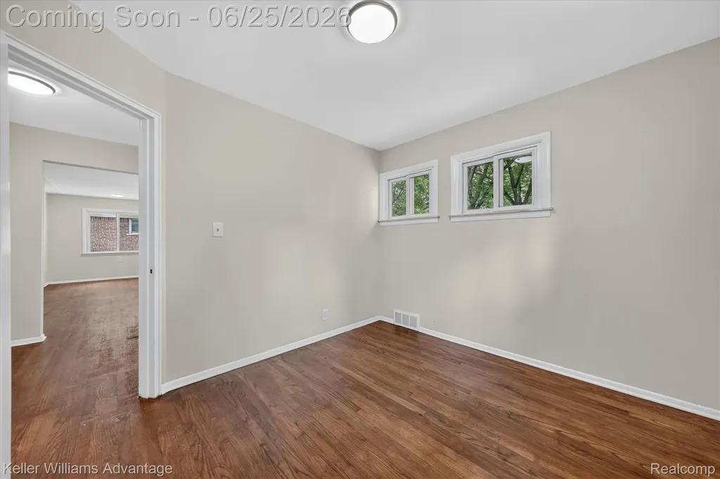 21681 Sussex Street Oak Park City MI 48237