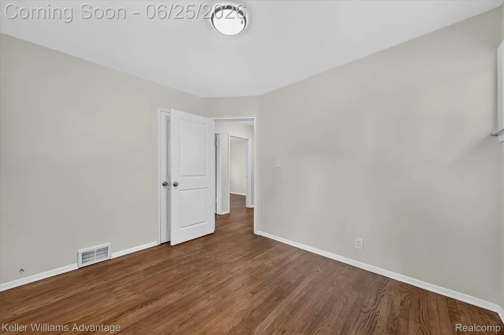 21681 Sussex Street Oak Park City MI 48237