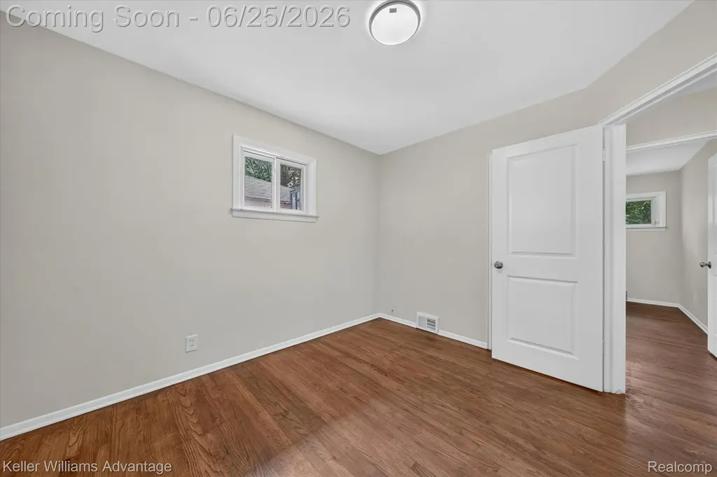 21681 Sussex Street Oak Park City MI 48237