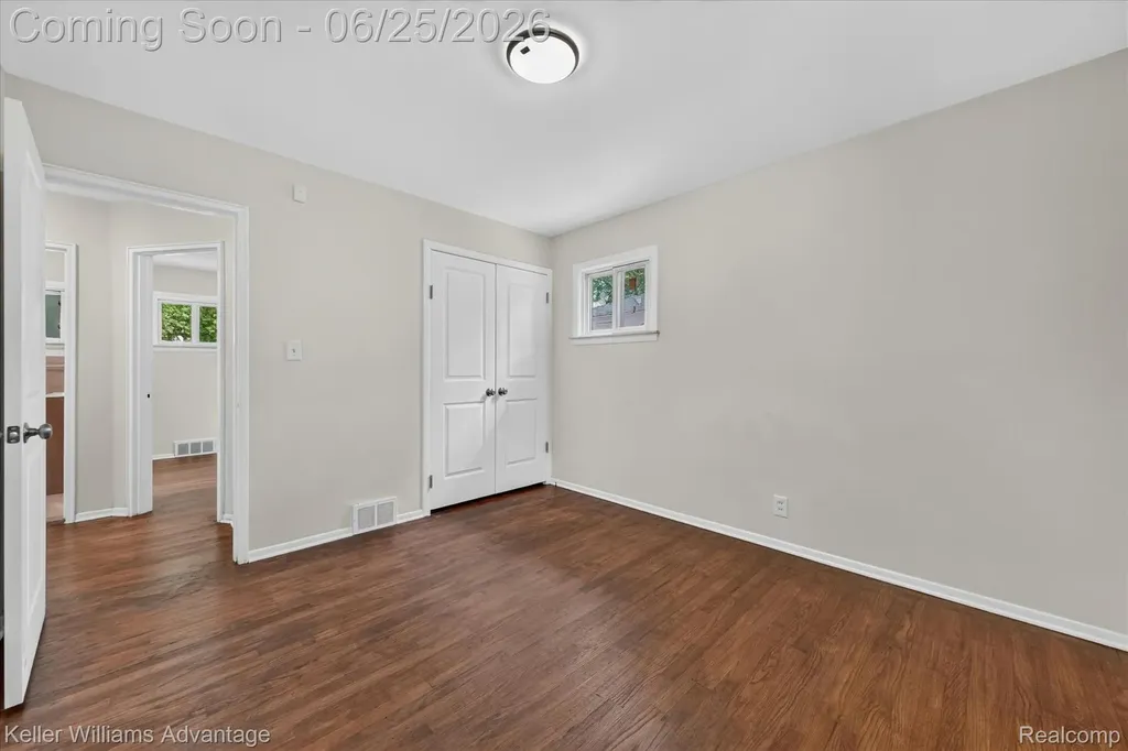 21681 Sussex Street Oak Park City MI 48237