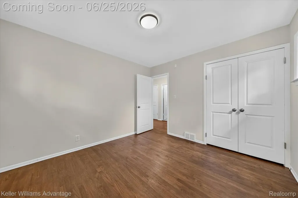 21681 Sussex Street Oak Park City MI 48237