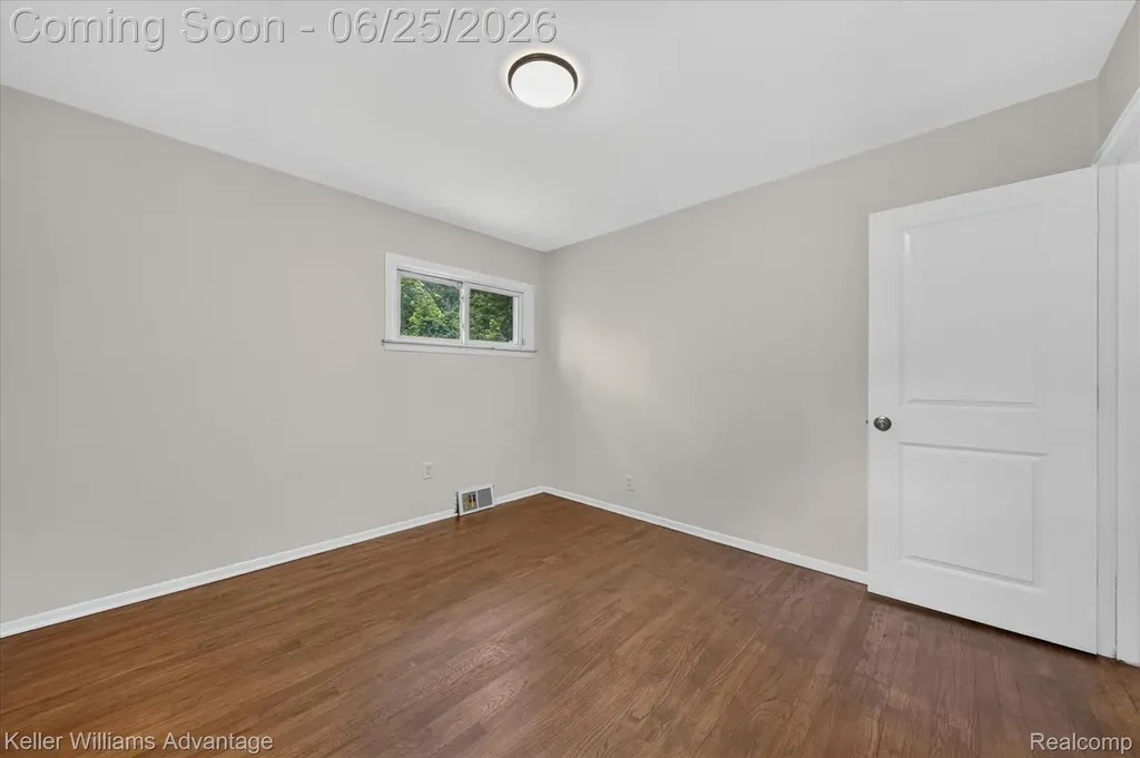 21681 Sussex Street Oak Park City MI 48237