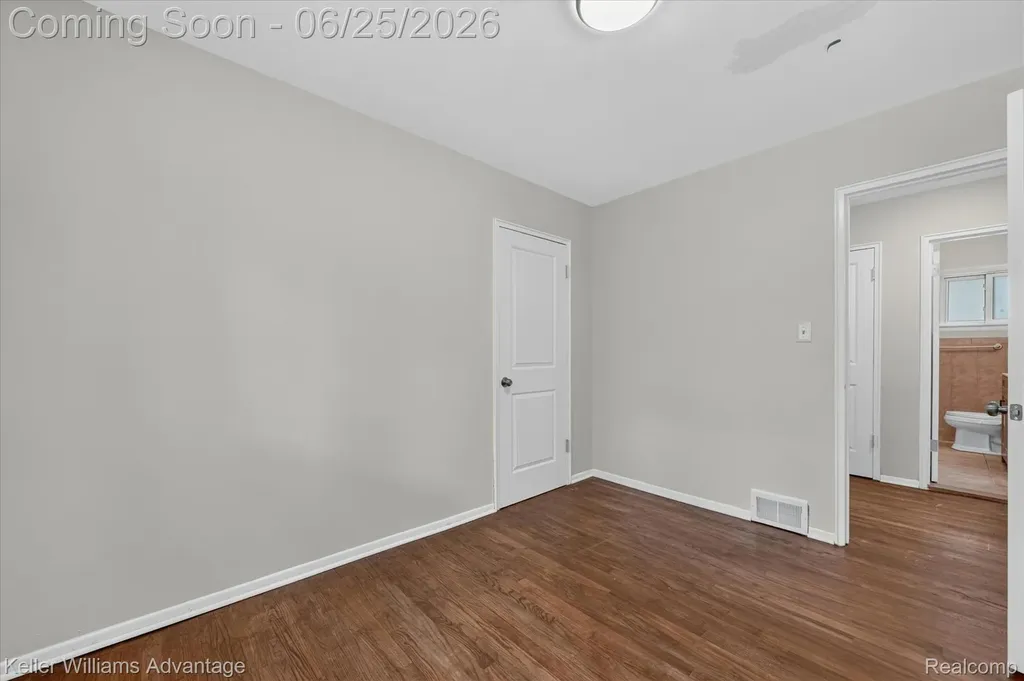 21681 Sussex Street Oak Park City MI 48237