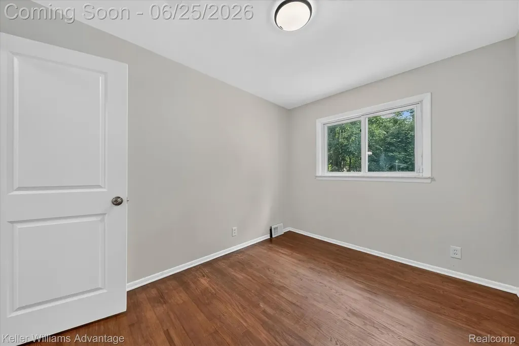 21681 Sussex Street Oak Park City MI 48237
