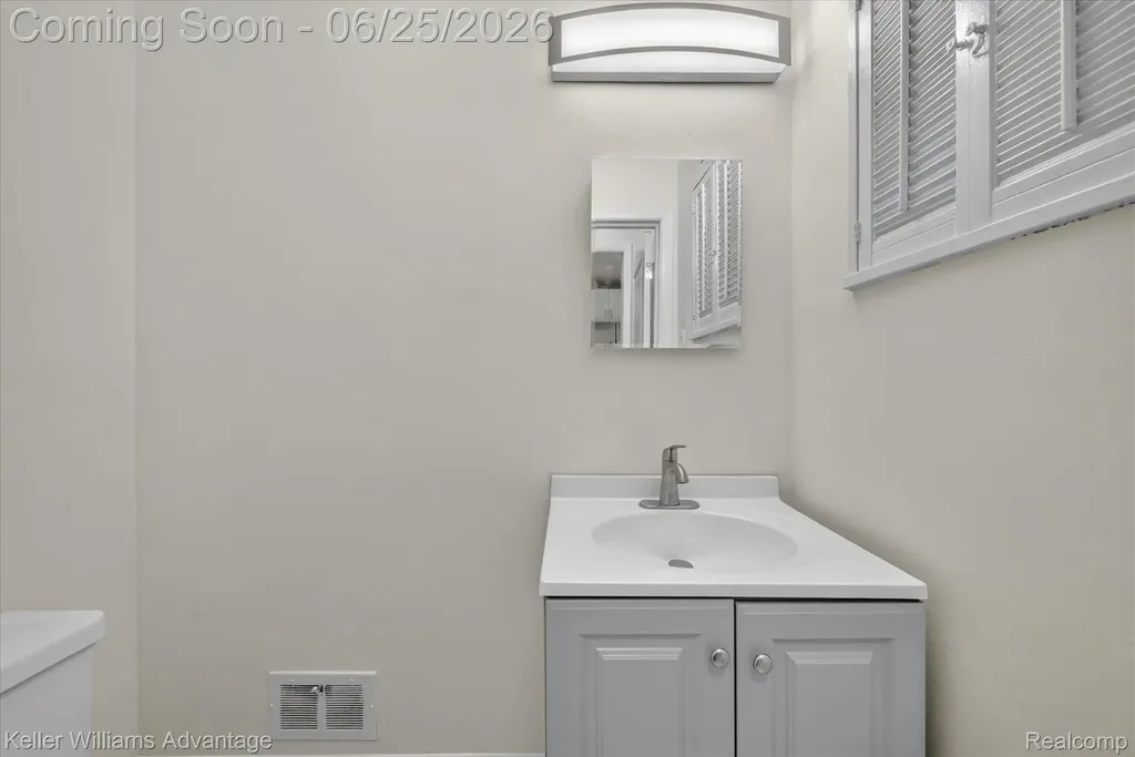21681 Sussex Street Oak Park City MI 48237