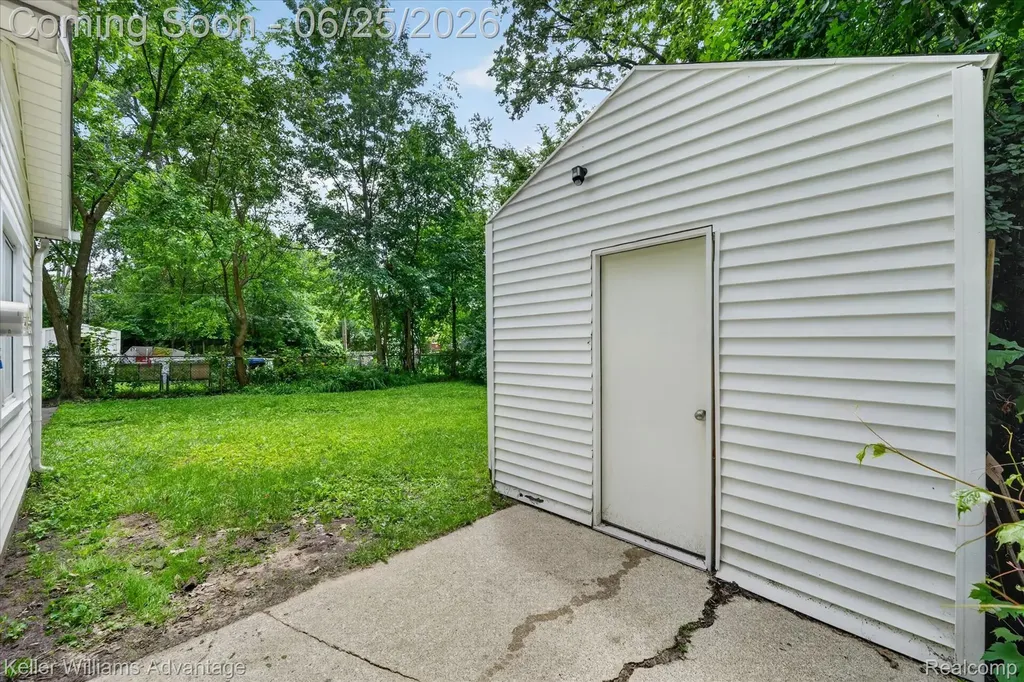 21681 Sussex Street Oak Park City MI 48237