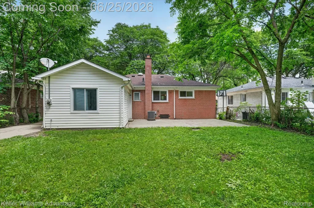 21681 Sussex Street Oak Park City MI 48237