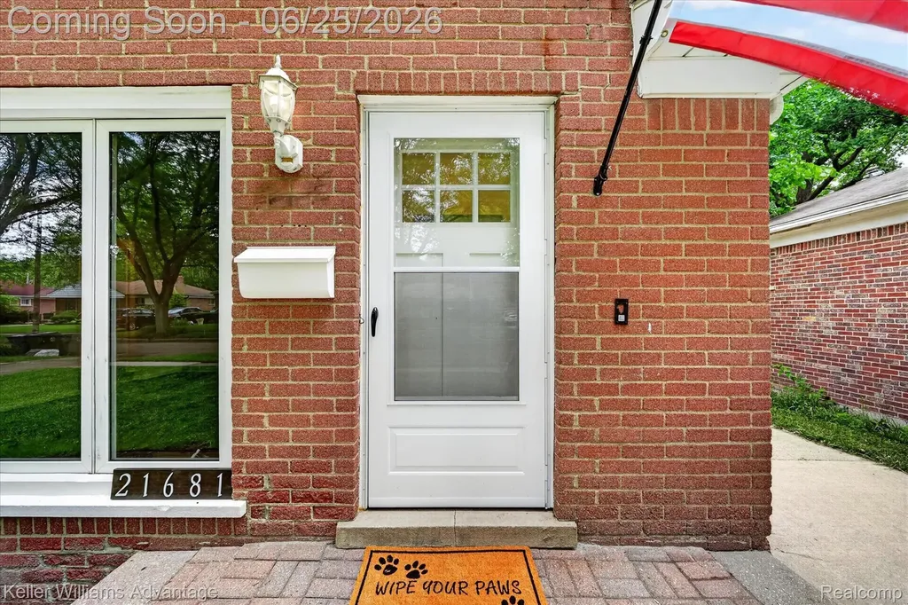 21681 Sussex Street Oak Park City MI 48237