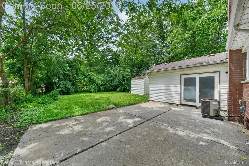 21681 Sussex Street Oak Park City MI 48237