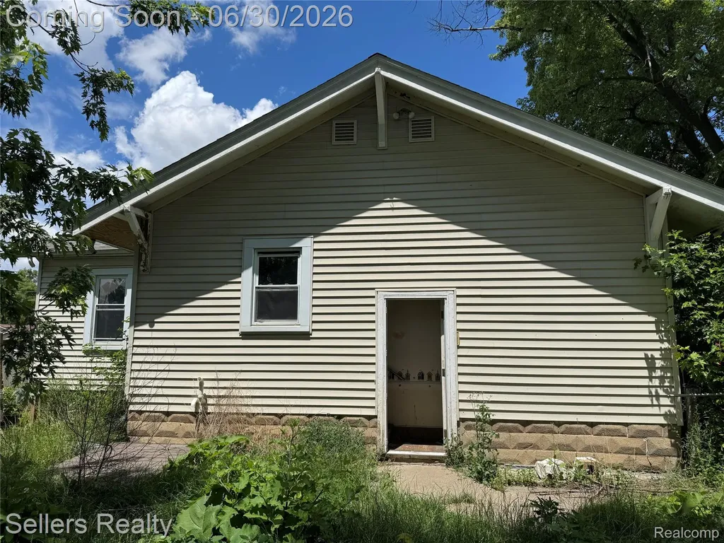 2060 E Williamson Street Burton City MI 48529