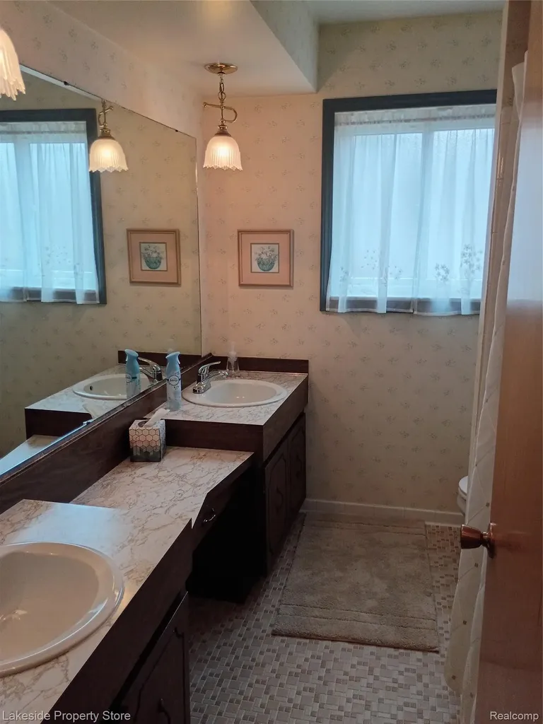 32621 Whitley Circle Warren City MI 48088