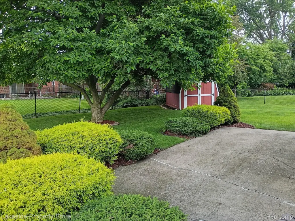 32621 Whitley Circle Warren City MI 48088