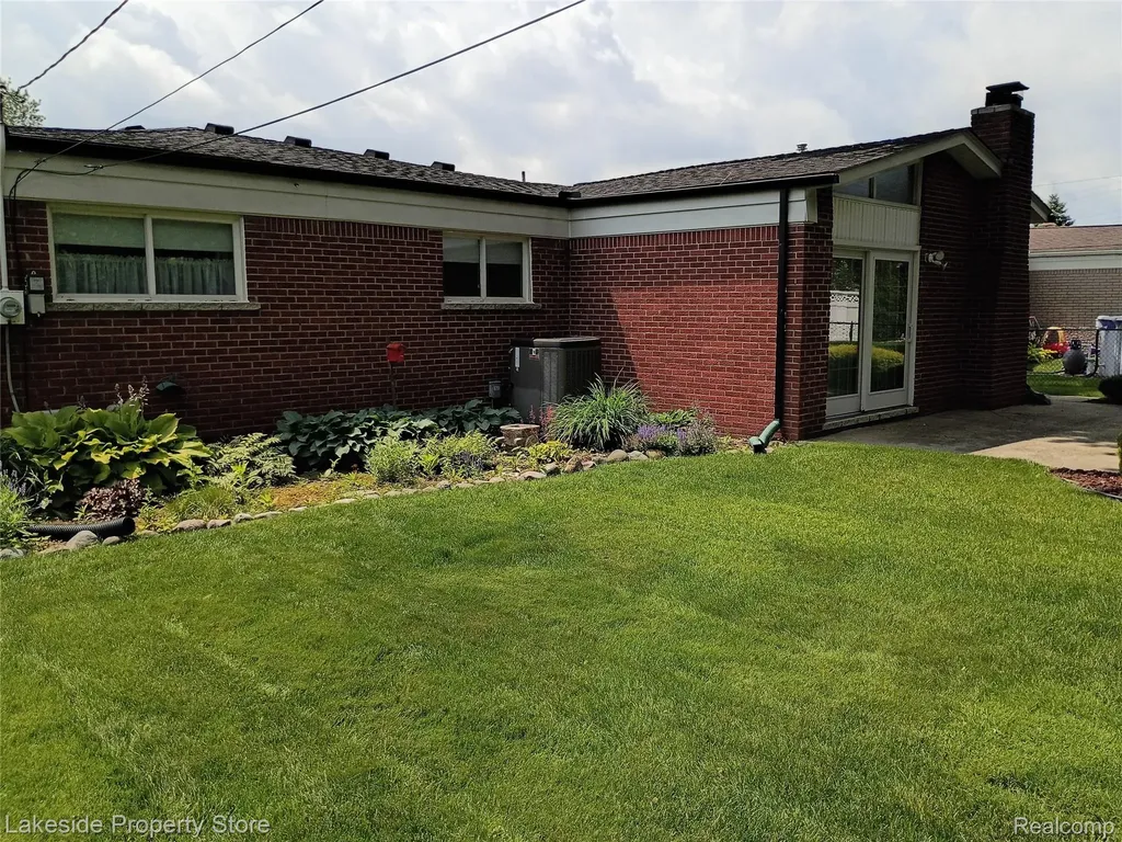 32621 Whitley Circle Warren City MI 48088