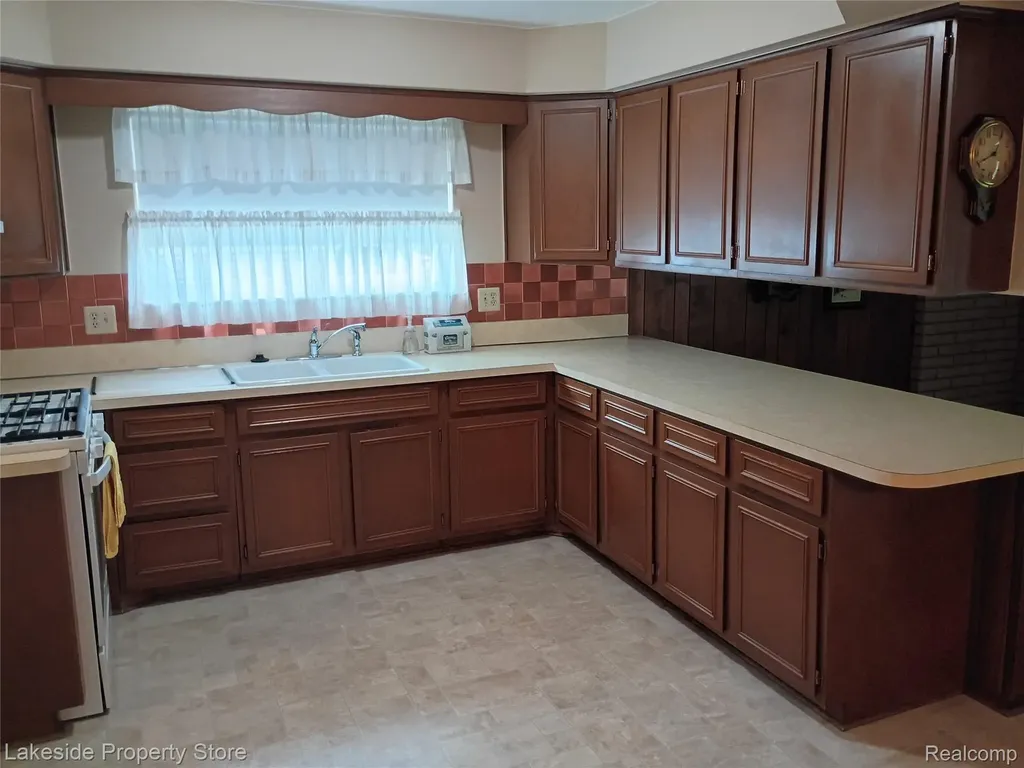 32621 Whitley Circle Warren City MI 48088