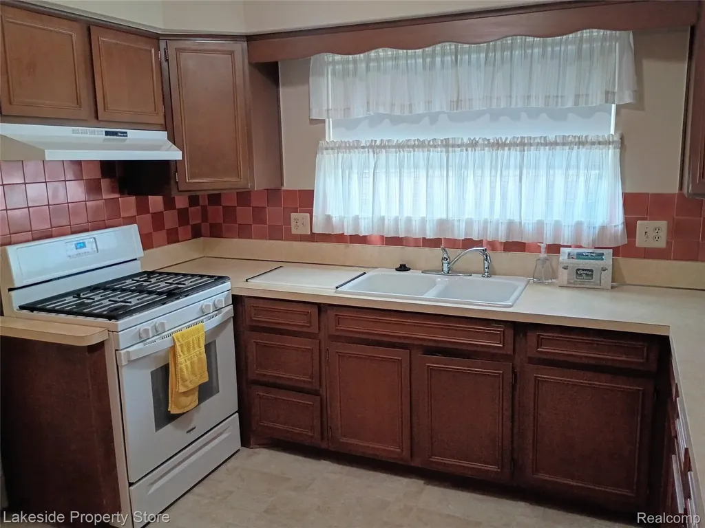 32621 Whitley Circle Warren City MI 48088