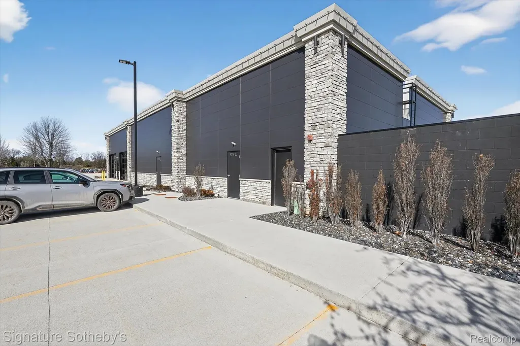19005 Silver Parkway Fenton Charter Township MI 48430
