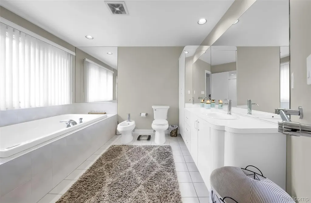 2337 Horseshoe Drive West Bloomfield Charter Township MI 48322