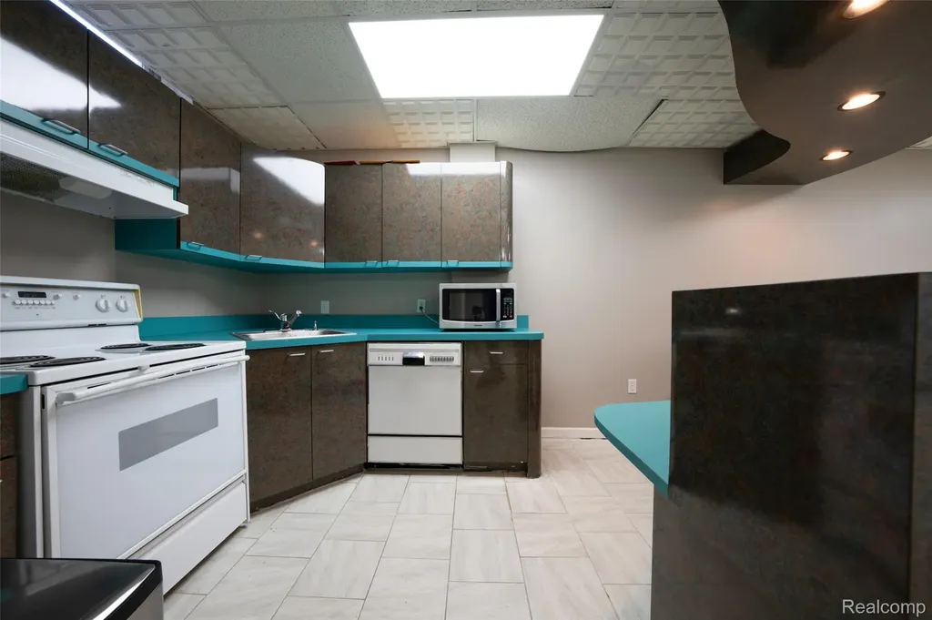 2337 Horseshoe Drive West Bloomfield Charter Township MI 48322