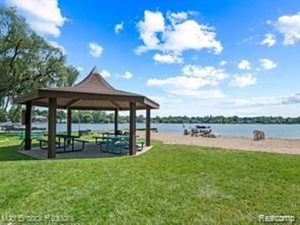 2337 Horseshoe Drive West Bloomfield Charter Township MI 48322