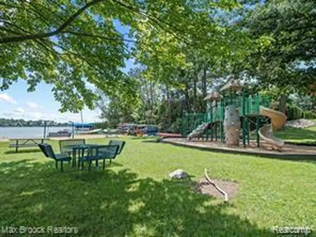 2337 Horseshoe Drive West Bloomfield Charter Township MI 48322