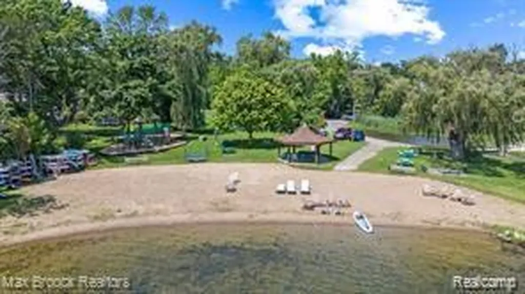 2337 Horseshoe Drive West Bloomfield Charter Township MI 48322