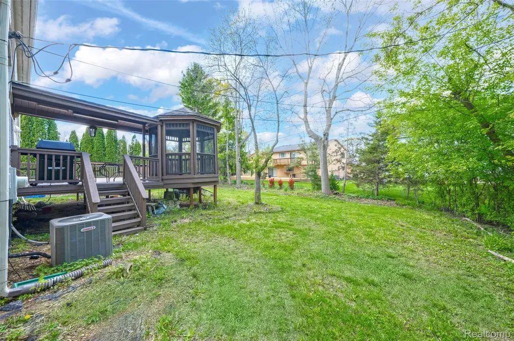2337 Horseshoe Drive West Bloomfield Charter Township MI 48322