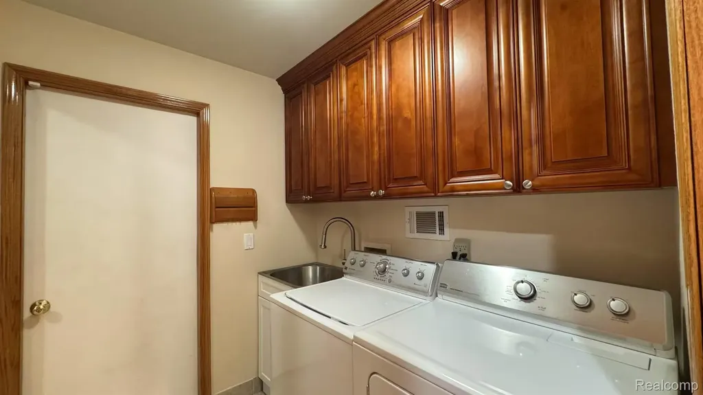 3440 Salem Drive Rochester Hills City MI 48306