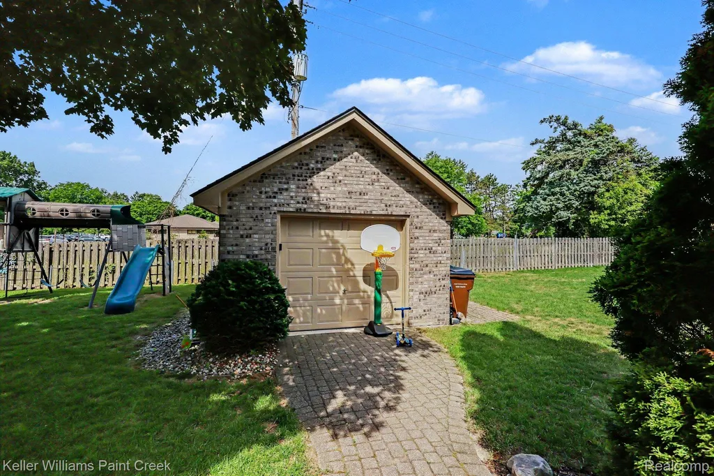 50483 Heatherwood Lane Shelby Charter Township MI 48317
