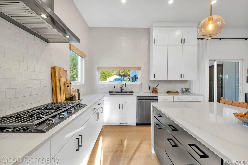 3813 Linwood Avenue Royal Oak City MI 48073