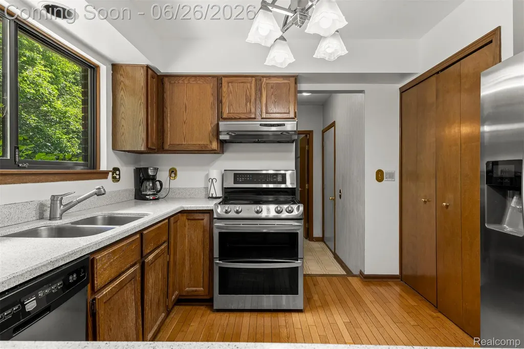 17520 Laurel Drive Livonia City MI 48152