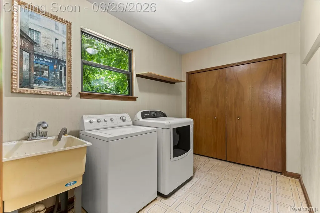 17520 Laurel Drive Livonia City MI 48152