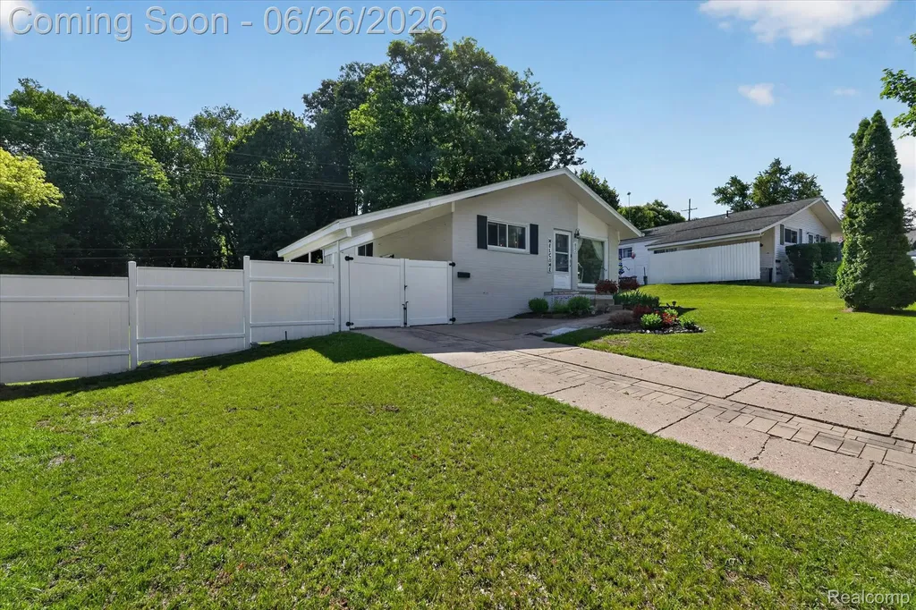 852 Manor Drive Milford Village MI 48381