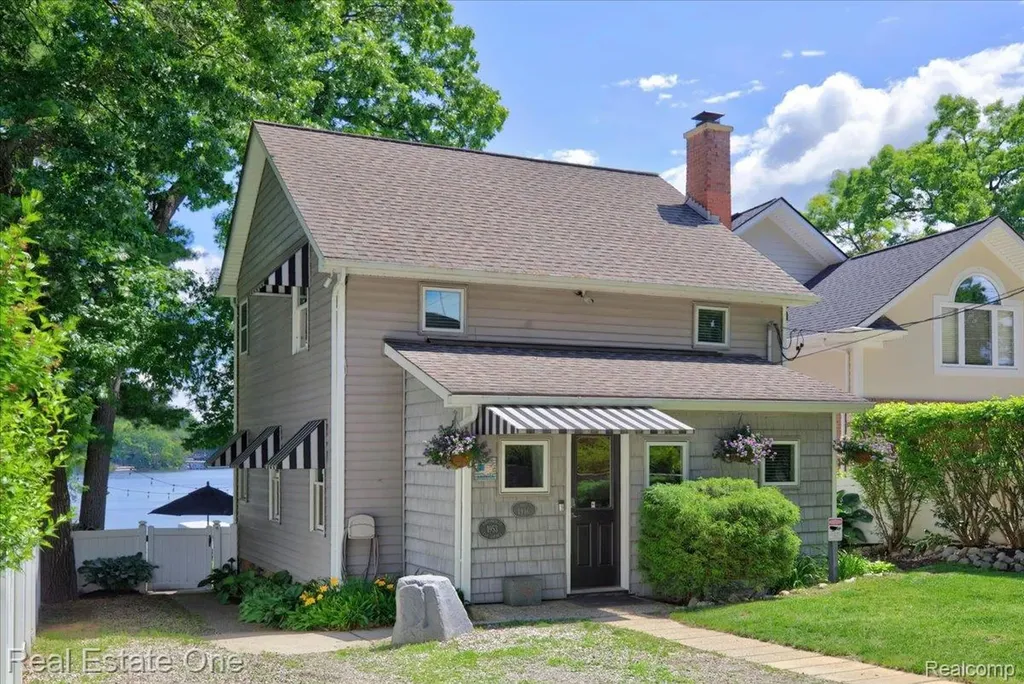 836 Pine Tree Road W Orion Charter Township MI 48362