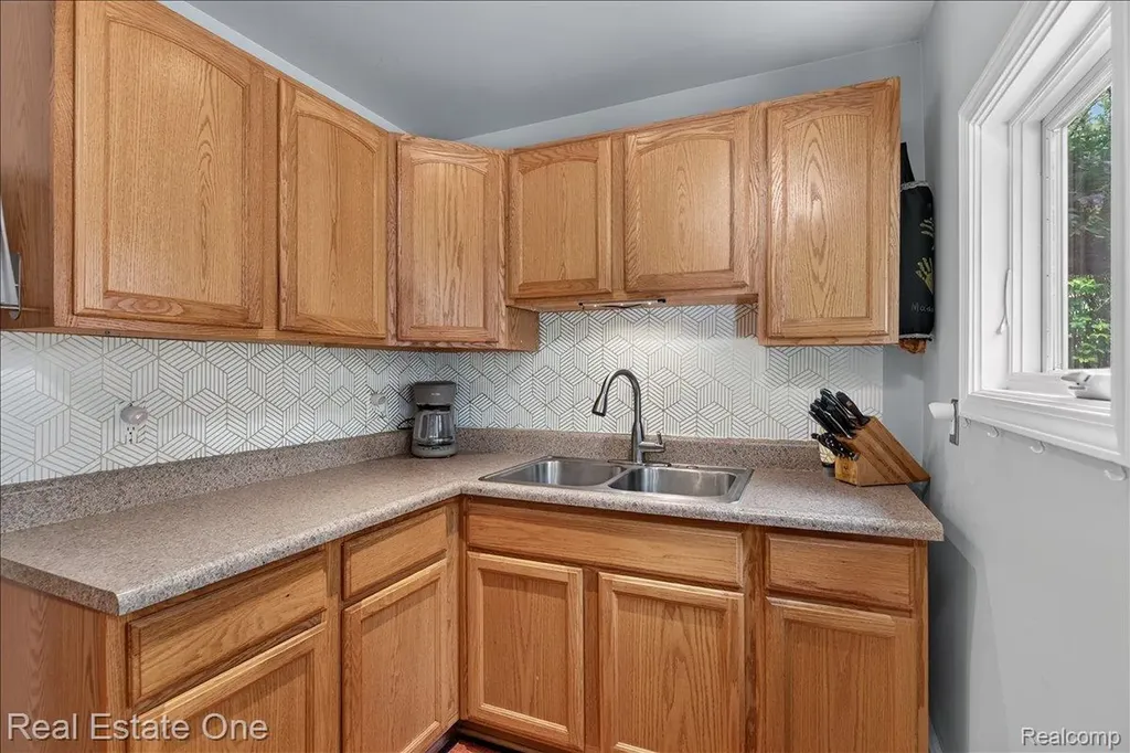 836 Pine Tree Road W Orion Charter Township MI 48362