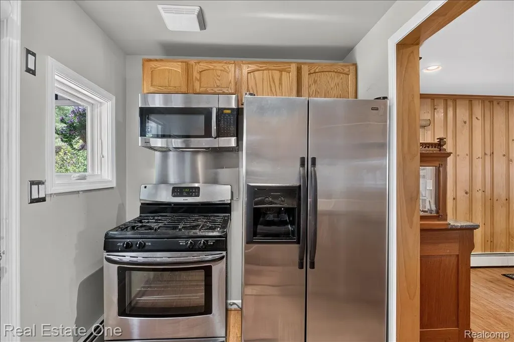836 Pine Tree Road W Orion Charter Township MI 48362