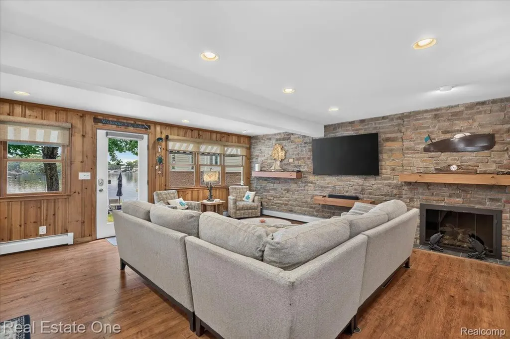 836 Pine Tree Road W Orion Charter Township MI 48362