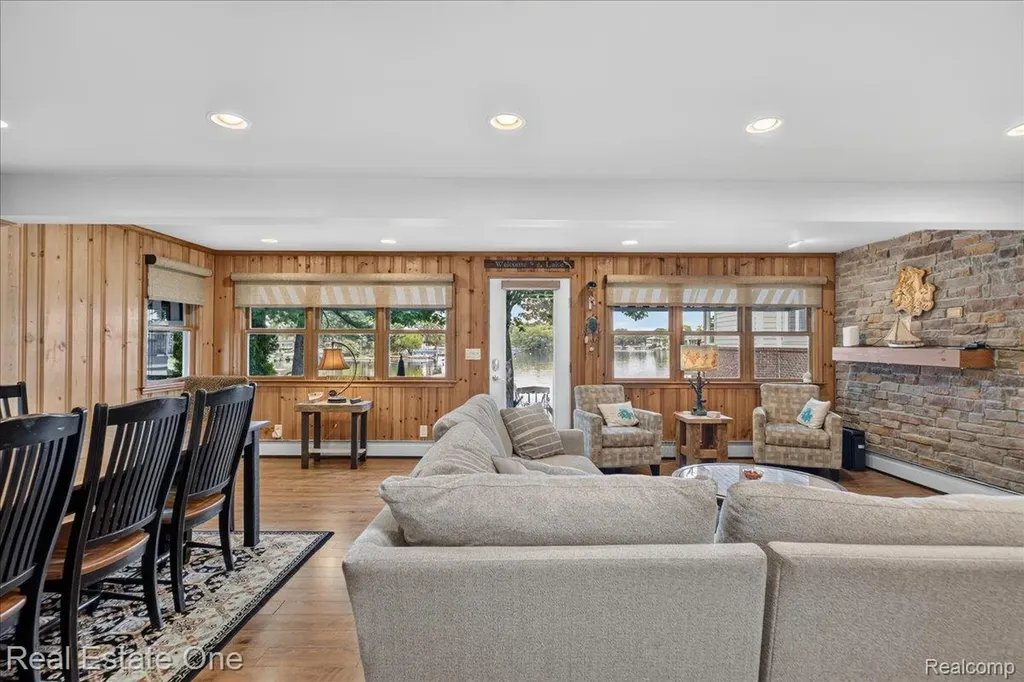 836 Pine Tree Road W Orion Charter Township MI 48362