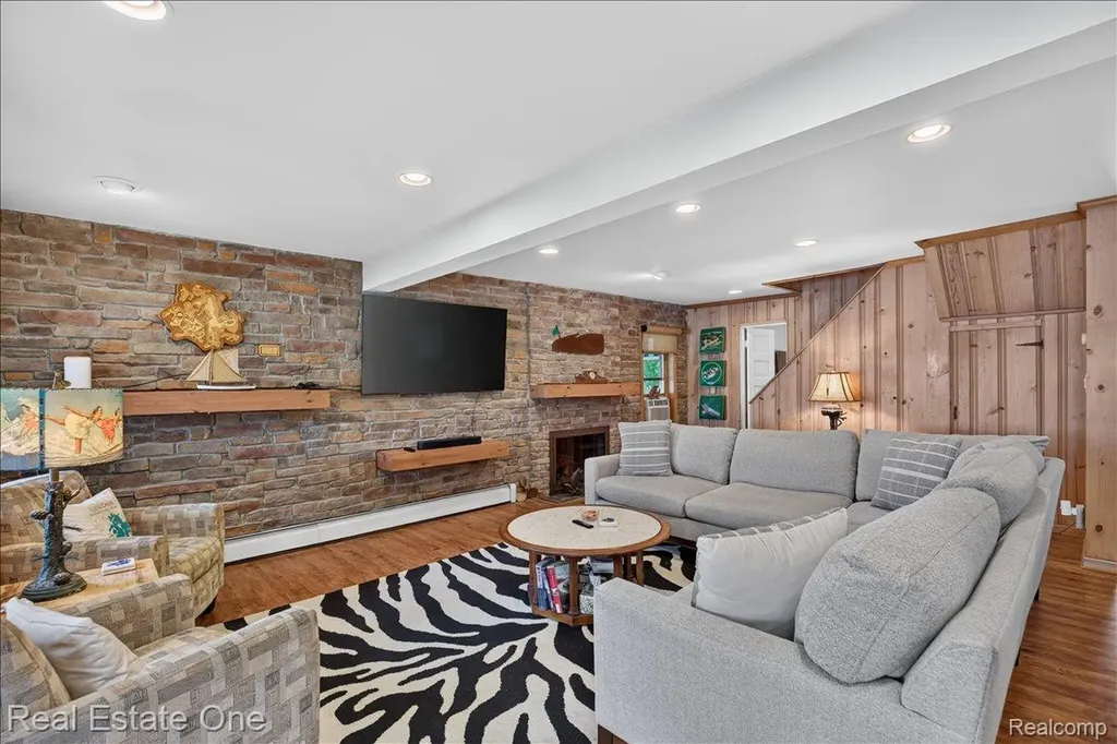 836 Pine Tree Road W Orion Charter Township MI 48362
