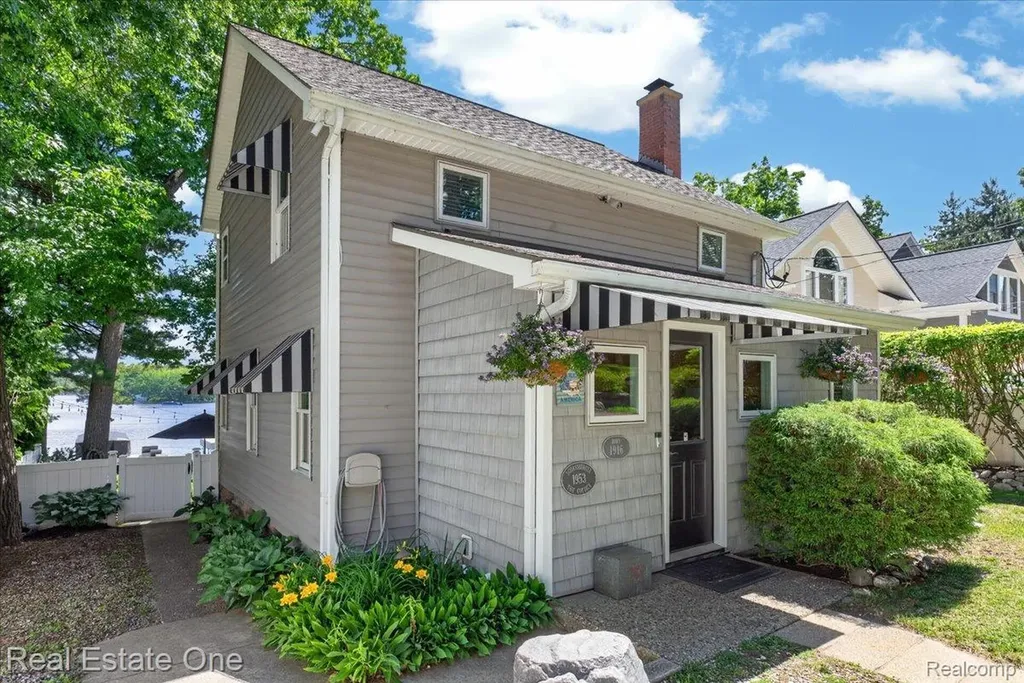 836 Pine Tree Road W Orion Charter Township MI 48362