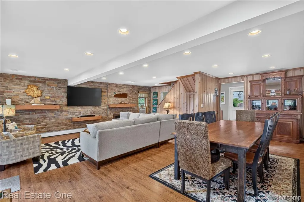 836 Pine Tree Road W Orion Charter Township MI 48362