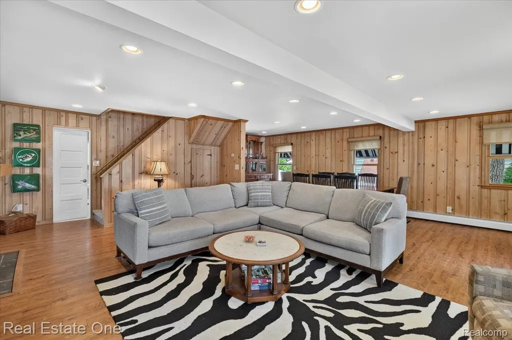 836 Pine Tree Road W Orion Charter Township MI 48362