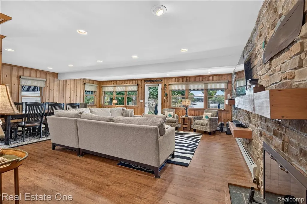 836 Pine Tree Road W Orion Charter Township MI 48362