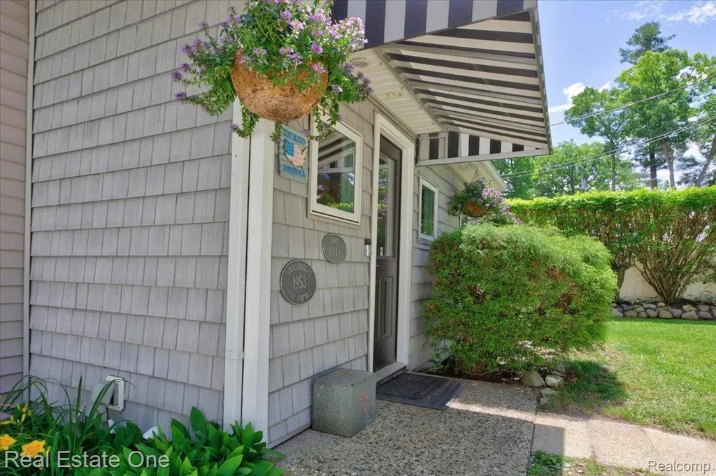 836 Pine Tree Road W Orion Charter Township MI 48362