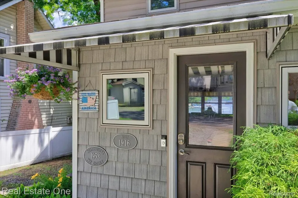 836 Pine Tree Road W Orion Charter Township MI 48362